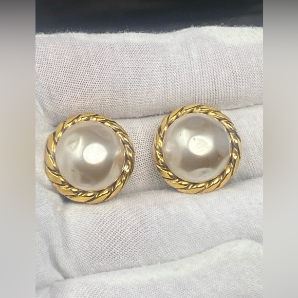 Chanel Vintage 1985 Gold Tone Faux Pearl Clip Earrings - Picture 14 of 16